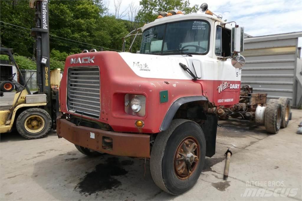 Mack DM688X Chassis met cabine