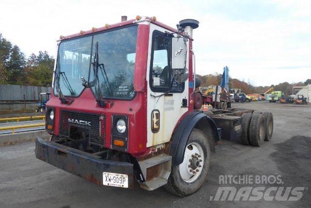 Mack MR688S Chassis met cabine