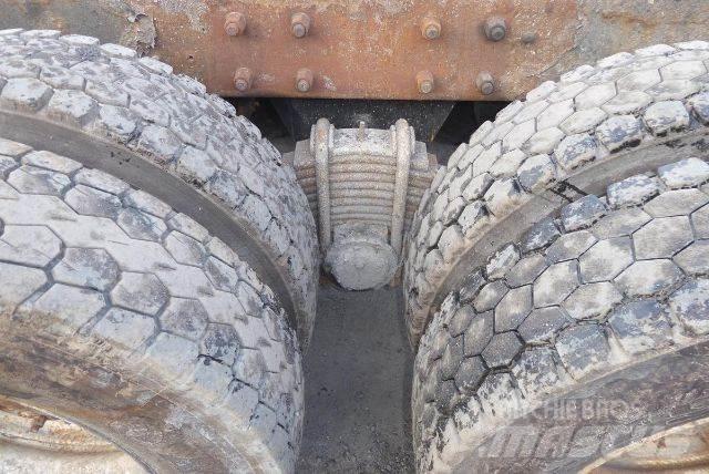 Mack MR688S Chassis met cabine