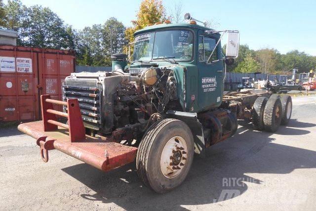 Mack RD688S Chassis met cabine