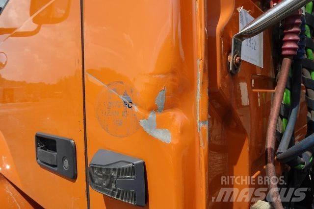 Volvo VNM42T Chassis met cabine