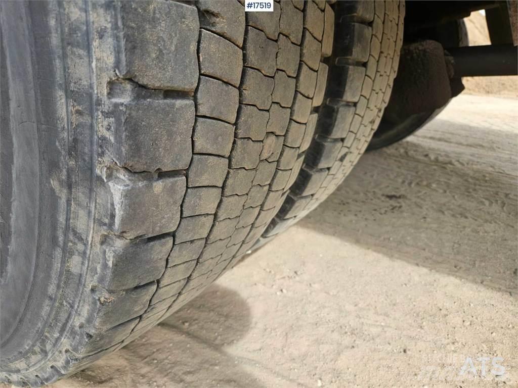 Scania 94G Vlakke laadvloer met kraan