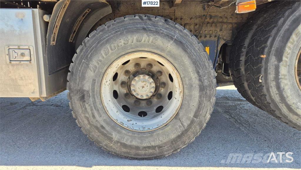 Volvo FM12 Vlakke laadvloer met kraan