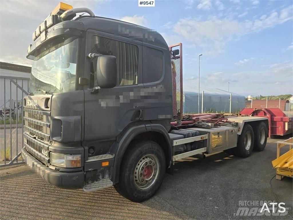 Scania P124 Vrachtwagen met containersysteem