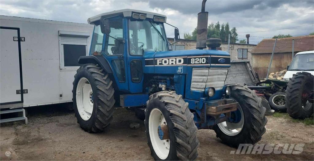 Ford 8210 Tractoren