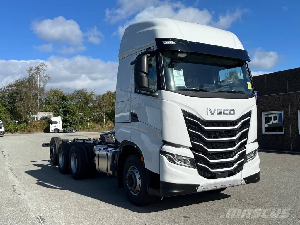 Iveco AS350X50YFS Chassis met cabine