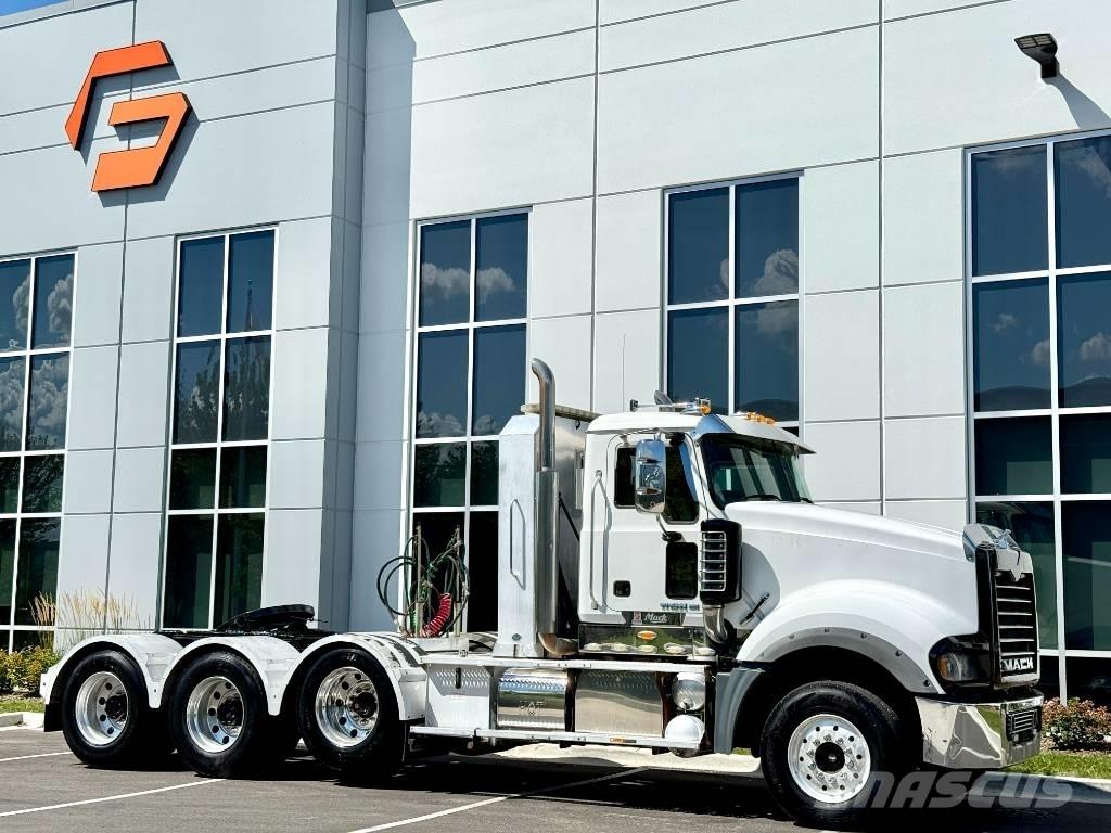 Mack Titan TD 713 Trekkers