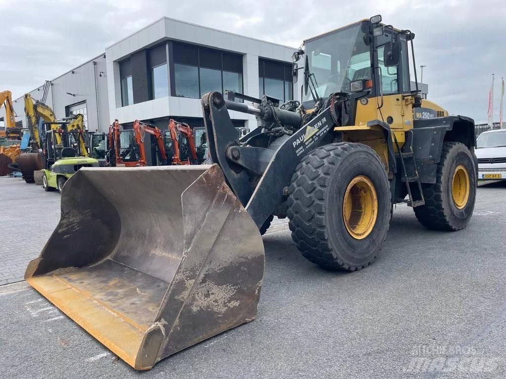 Komatsu WA250 Wielladers