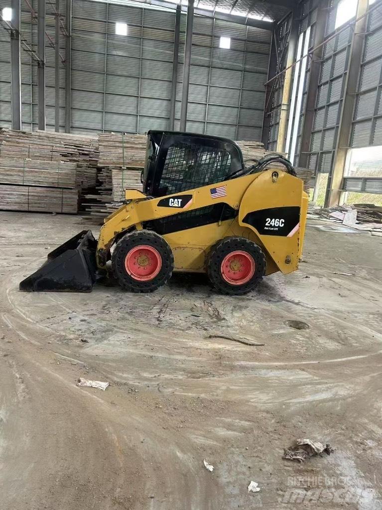 CAT 246 C Schrankladers