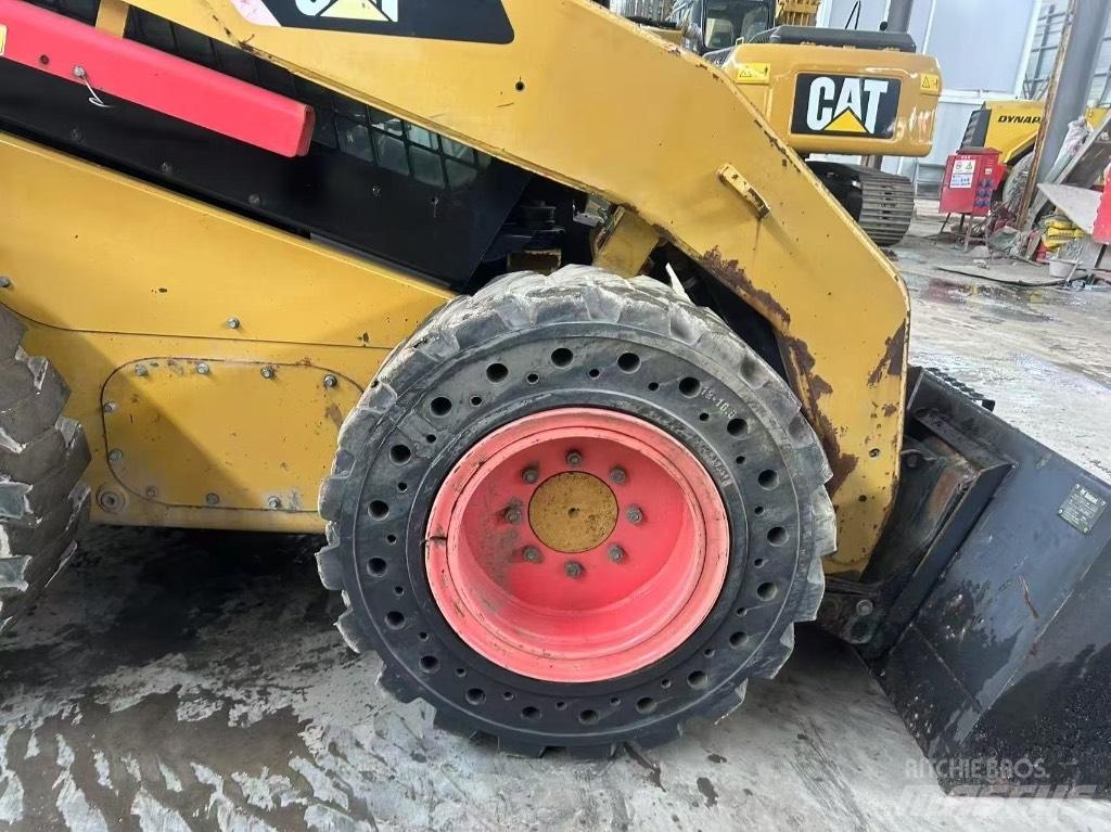 CAT 246 C Schrankladers