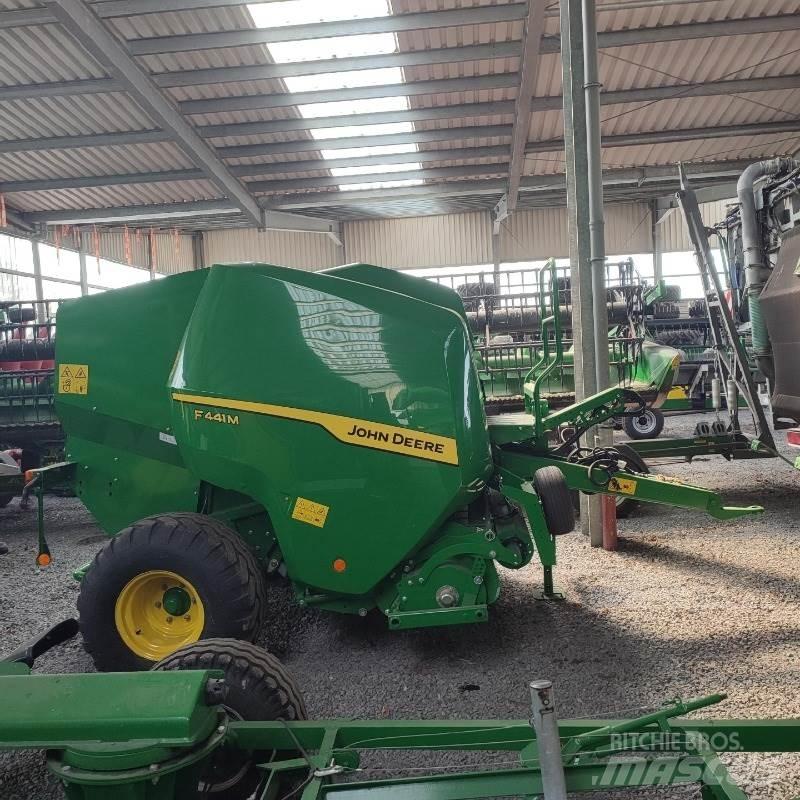John Deere F441M Ronde-balenpersen