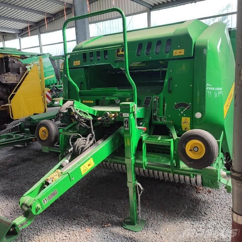 John Deere F441M Ronde-balenpersen
