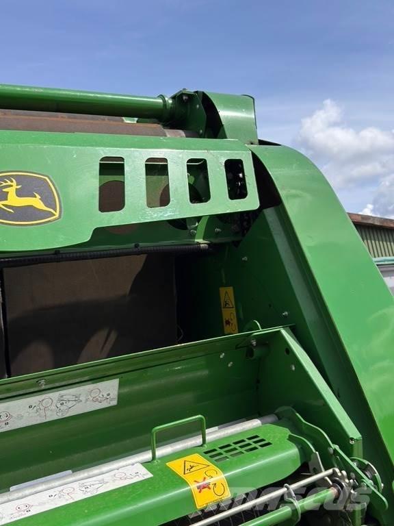 John Deere V461R Ronde-balenpersen