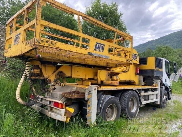 Iveco TRAKKER Vlakke laadvloer met kraan