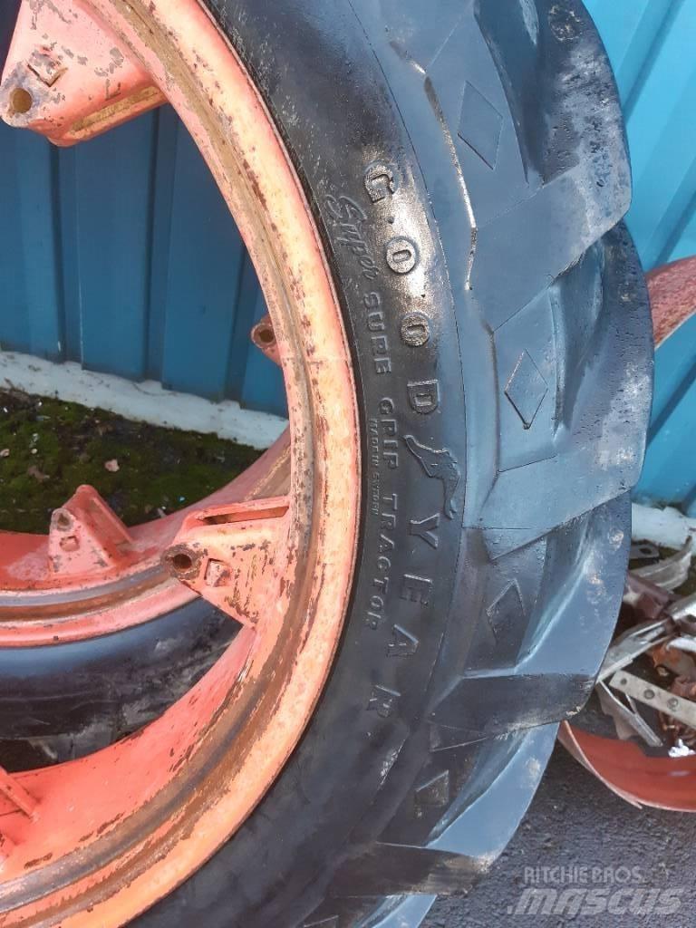 Goodyear 12.4-36 Banden, wielen en velgen
