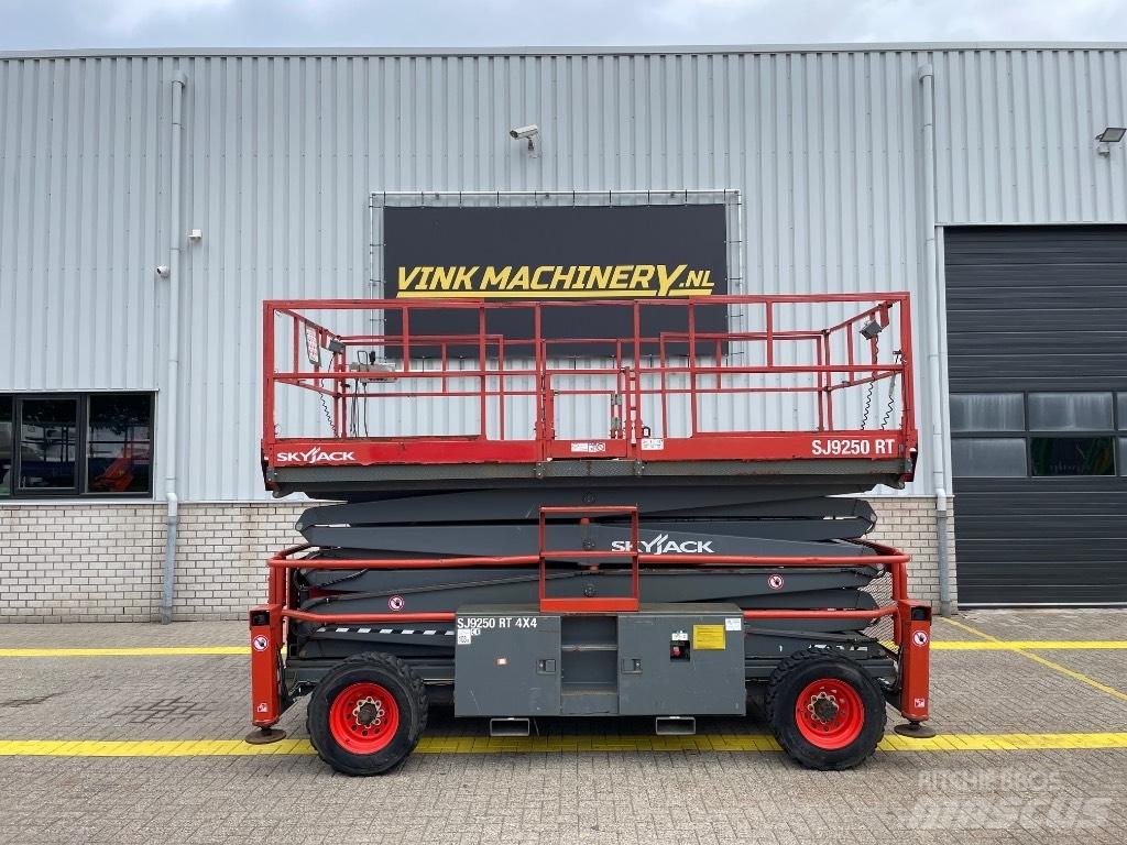 SkyJack SJ 9250 RT Schaarhoogwerkers