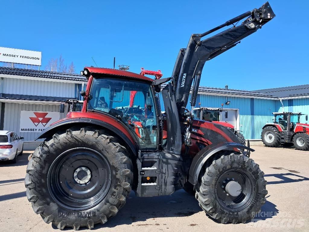 Valtra T215 Versu Tractoren