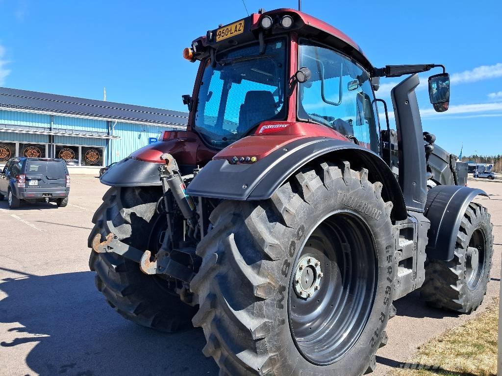 Valtra T215 Versu Tractoren