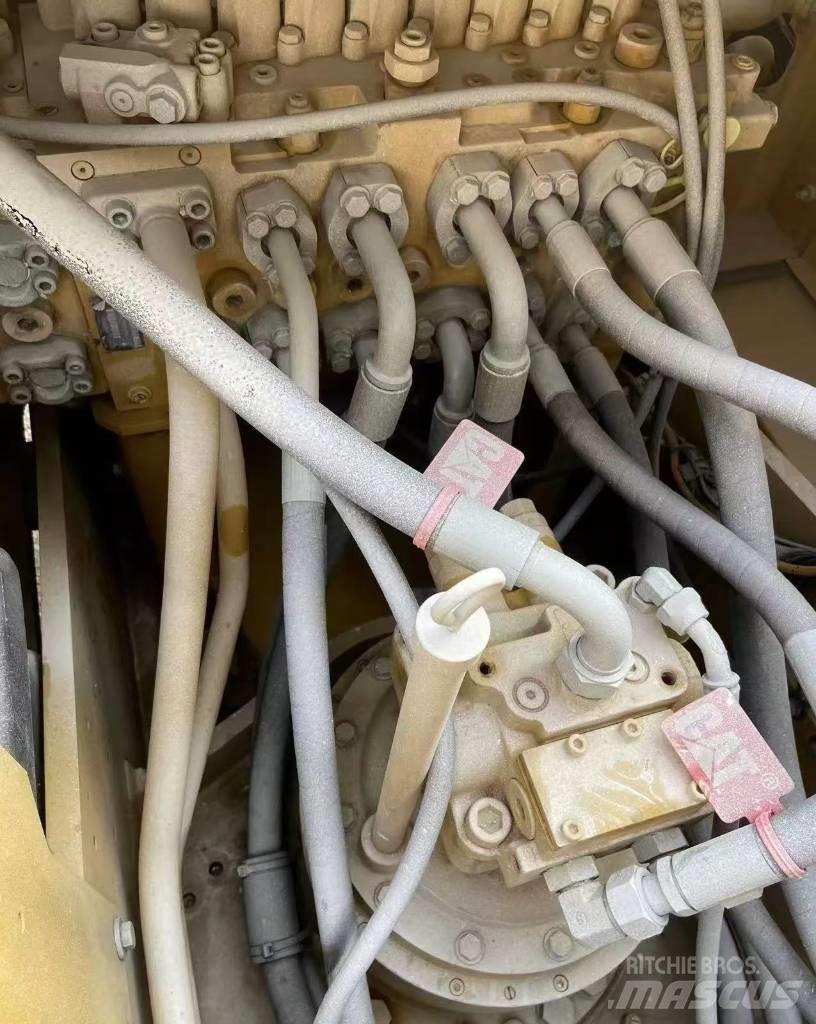 CAT 323 Rupsgraafmachines