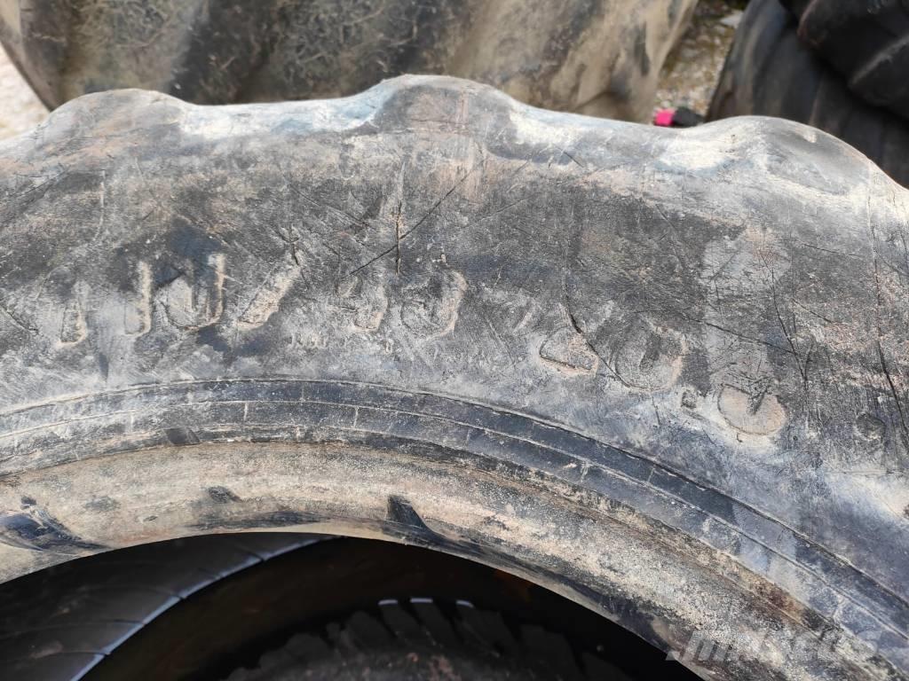 Nokian 710/45-26.5 Banden, wielen en velgen