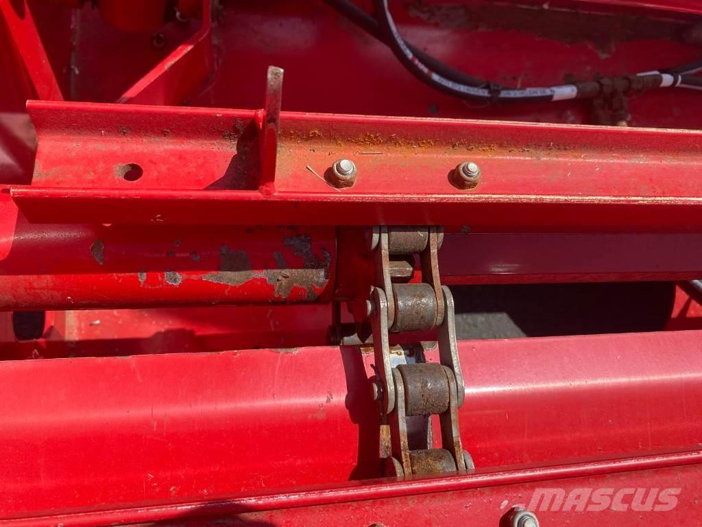Silofarmer DB18 Balenhakselaars, -snijders en -afwikkelaars