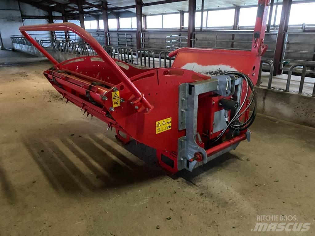 Silofarmer DB18 Balenhakselaars, -snijders en -afwikkelaars