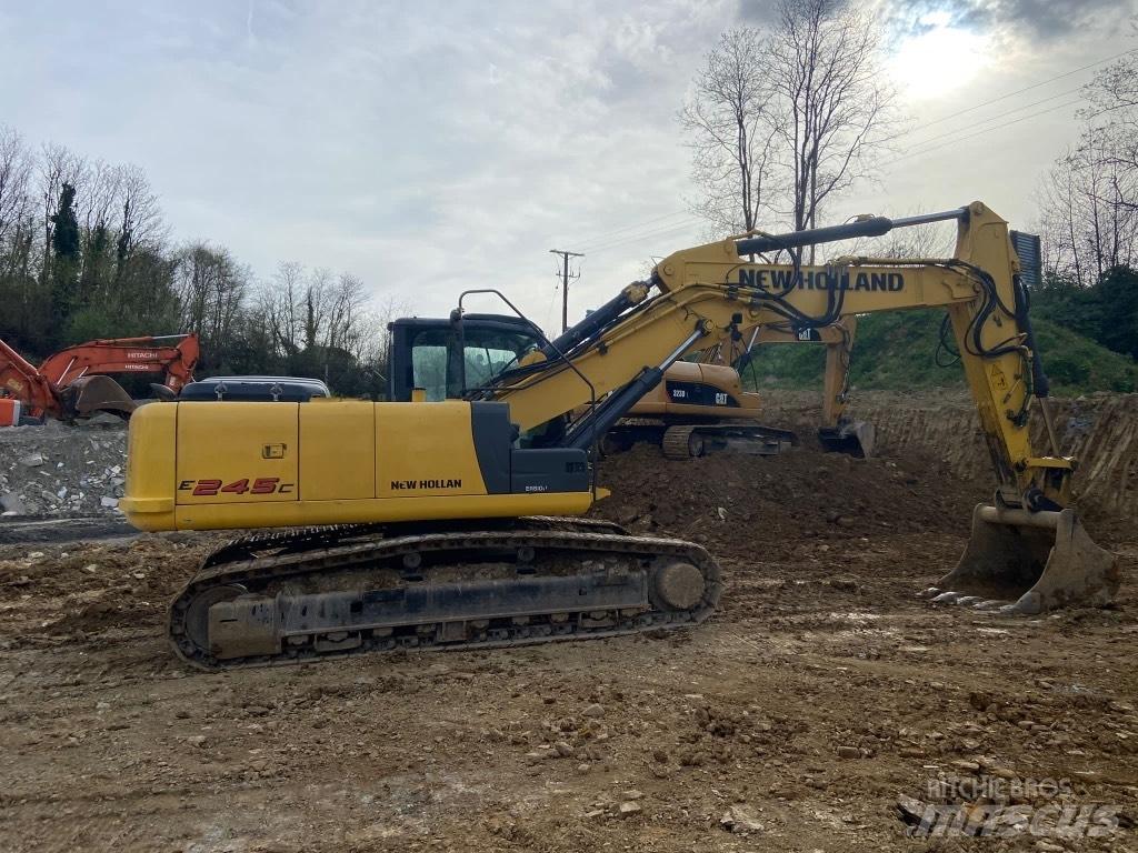 New Holland E245 Rupsgraafmachines
