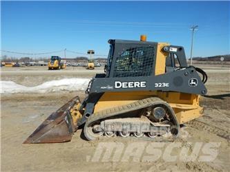 John Deere 323E Schrankladers