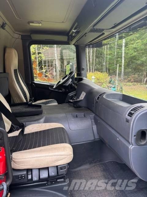 Scania P 230 Bakwagens met gesloten opbouw