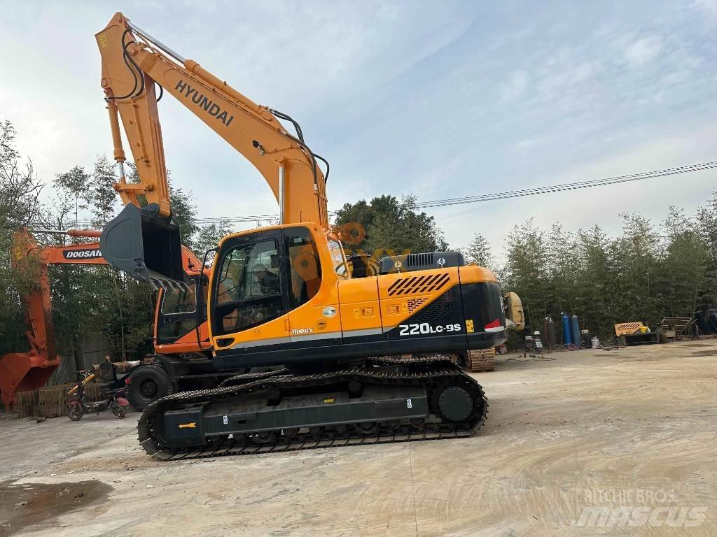 Hyundai R220 Rupsgraafmachines
