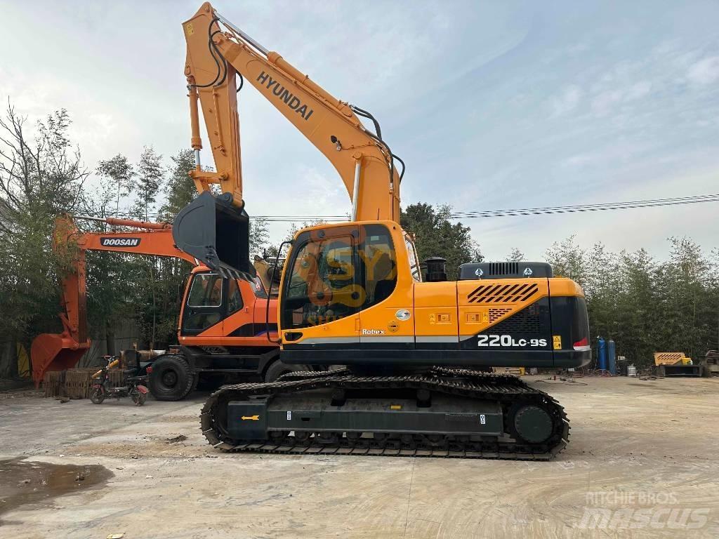 Hyundai R220 Rupsgraafmachines