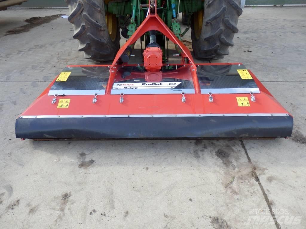 Trimax Snake Gemonteerde en gesleepte maaiers