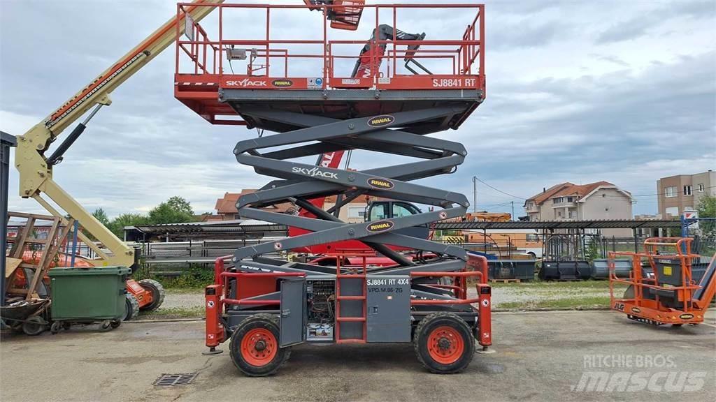 SkyJack 8841RT Schaarhoogwerkers