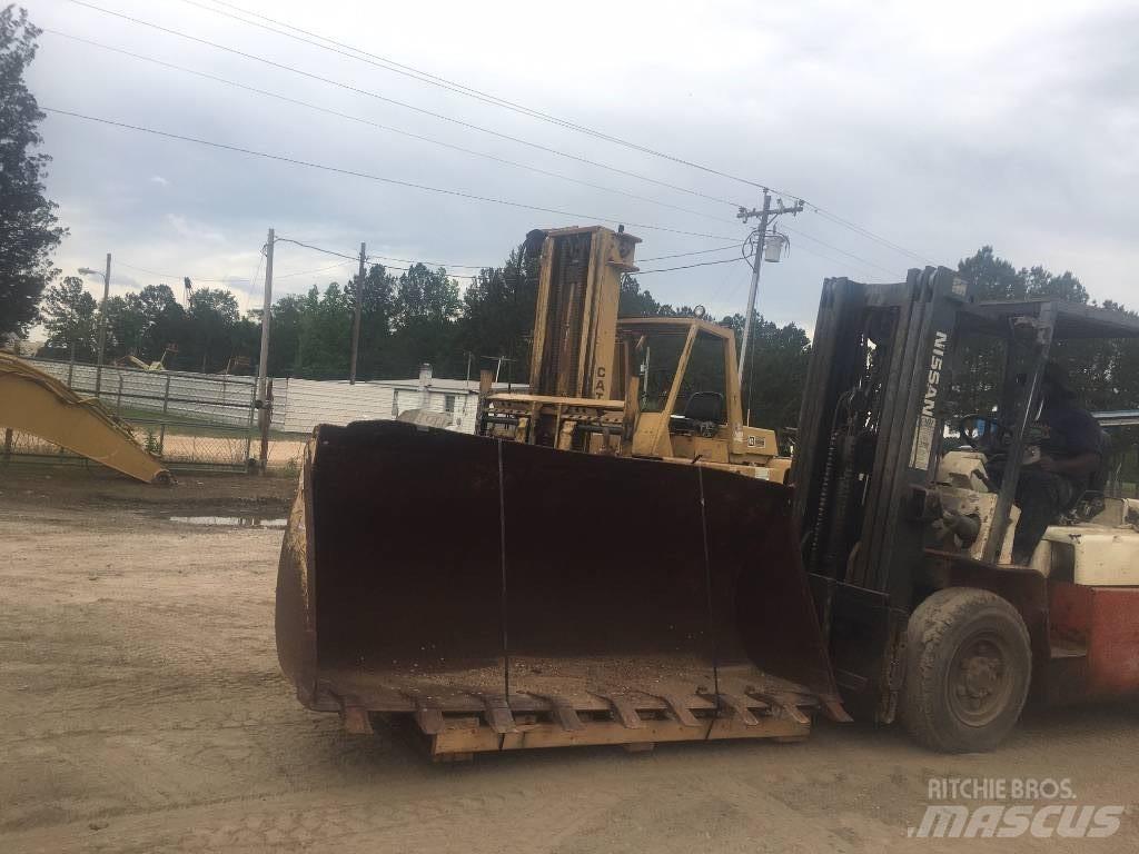 CAT loader Bakken