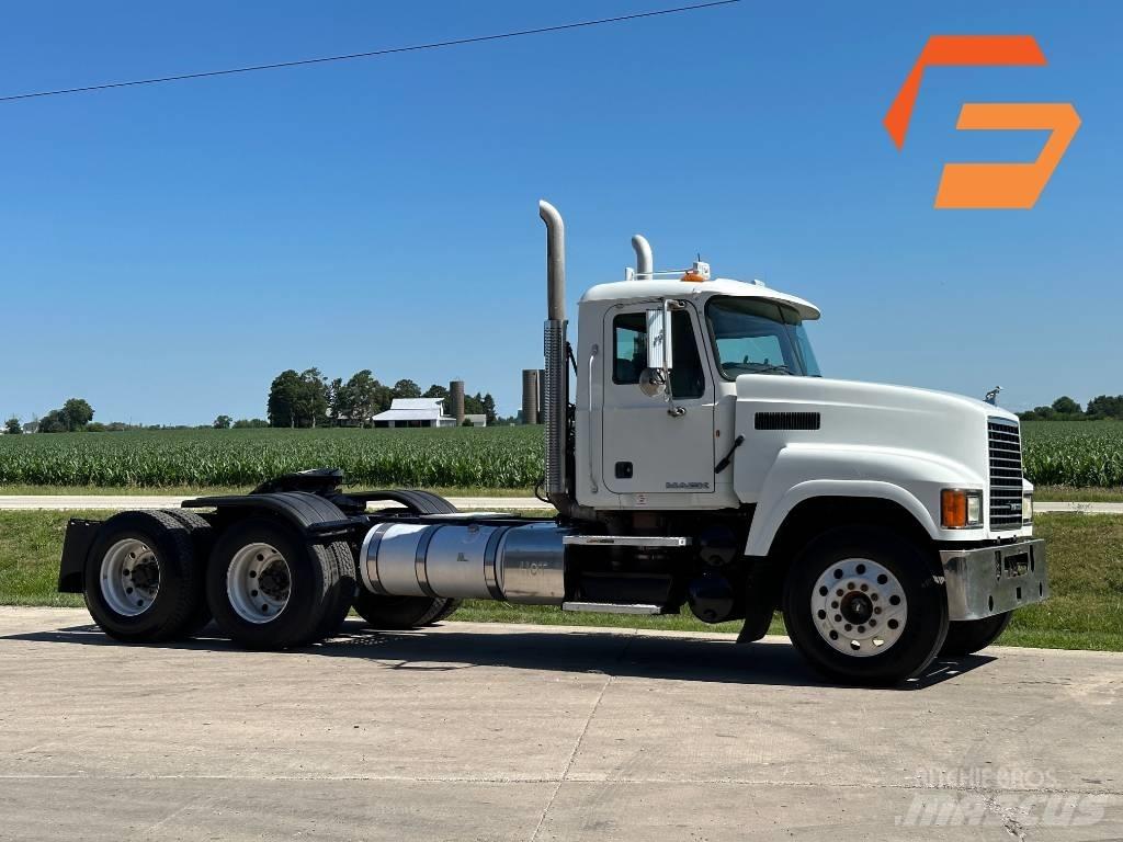 Mack CH 613 Trekkers