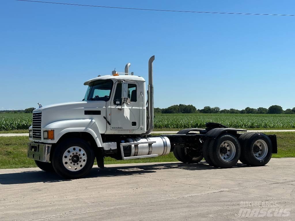 Mack CH 613 Trekkers