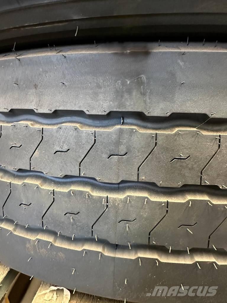 Goodyear 245/70R17 Banden, wielen en velgen