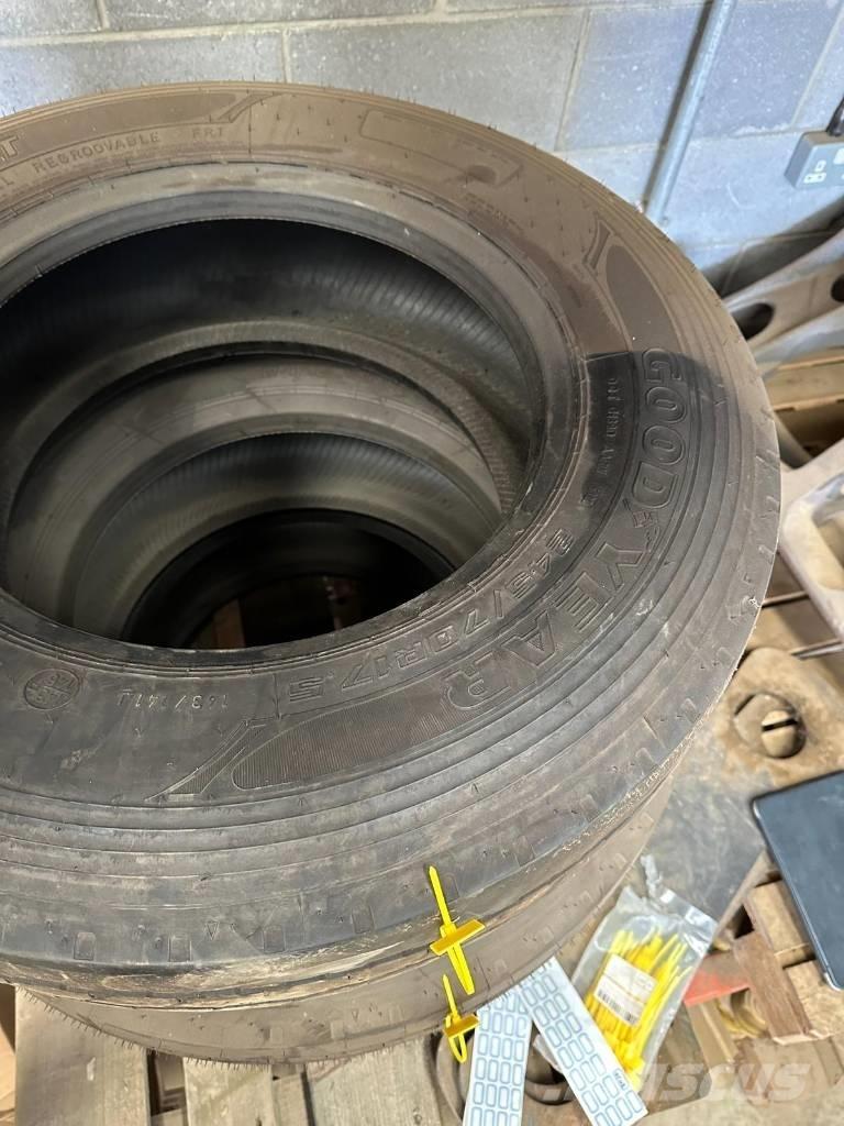 Goodyear 245/70R17 Banden, wielen en velgen
