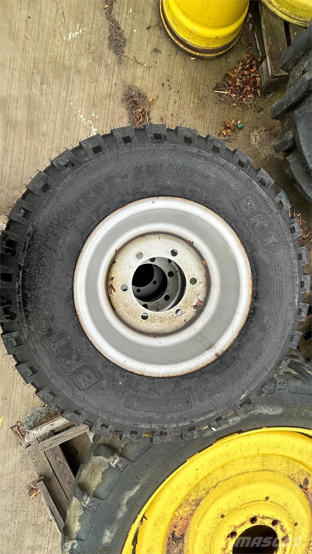  300/85R15.3 Banden, wielen en velgen