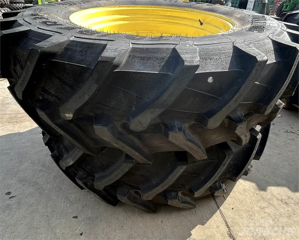  420/85R24 Banden, wielen en velgen
