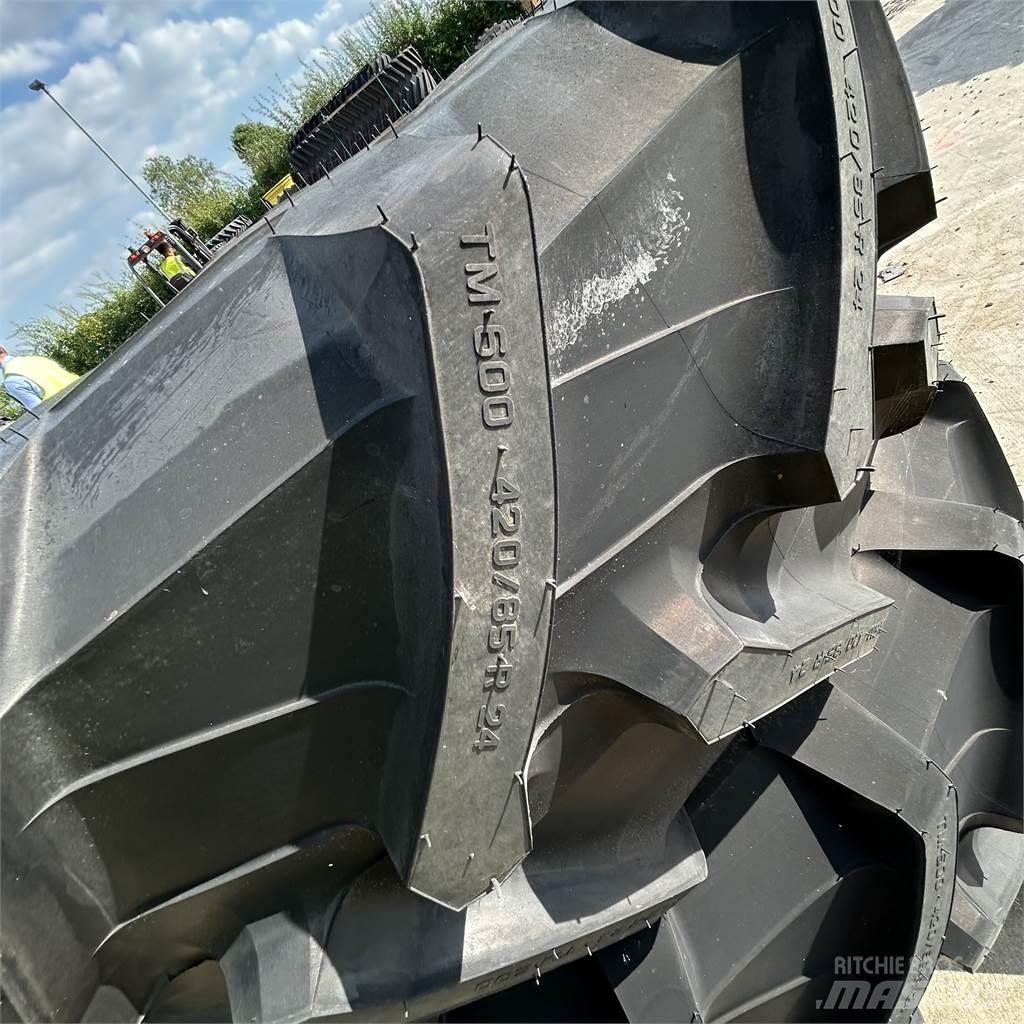  420/85R24 Banden, wielen en velgen