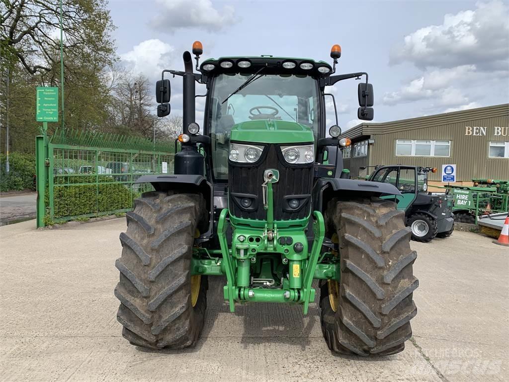 John Deere 6215R Tractoren