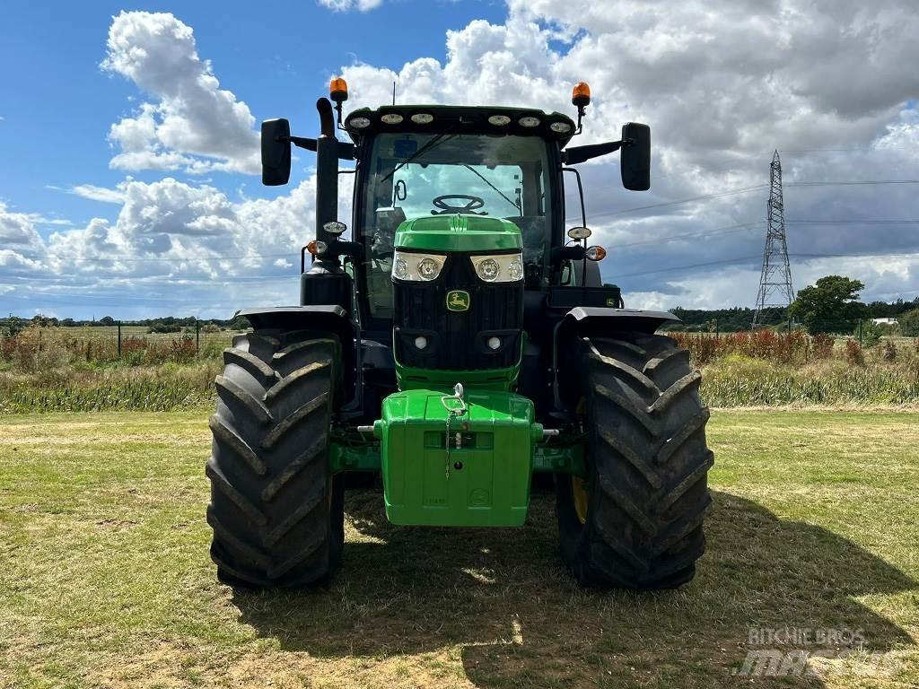 John Deere 6215R Tractoren