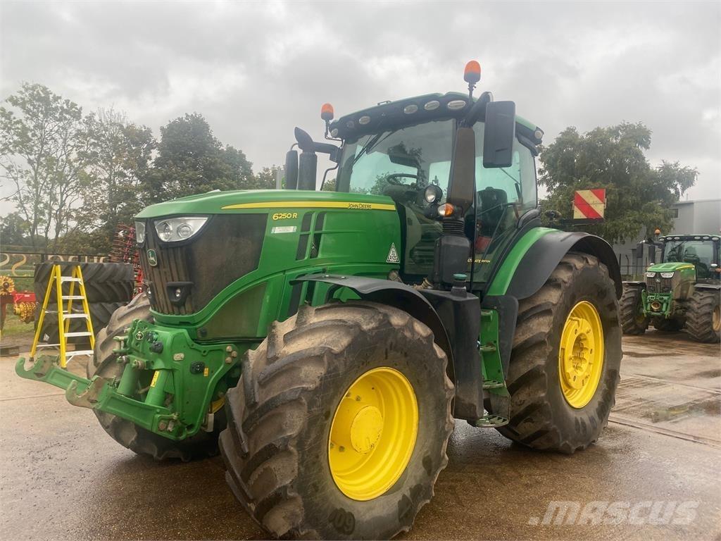 John Deere 6250R Tractoren