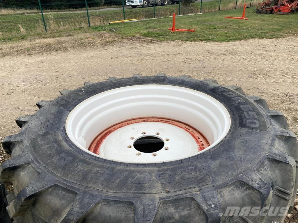 Kuhn 600/65R38 Banden, wielen en velgen