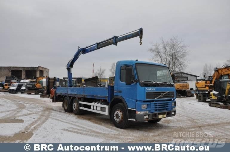 Volvo FM7 Vlakke laadvloer met kraan