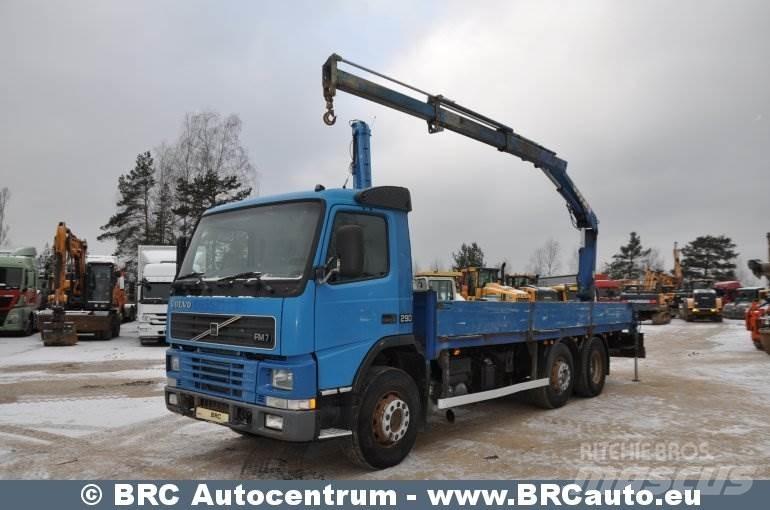 Volvo FM7 Vlakke laadvloer met kraan