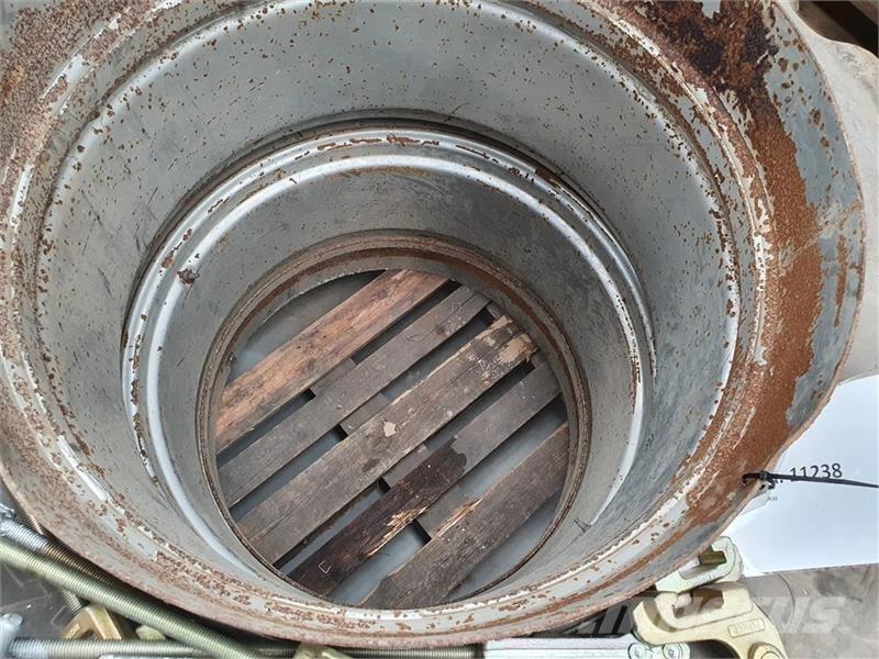  - - - 16.9 R38 Banden, wielen en velgen