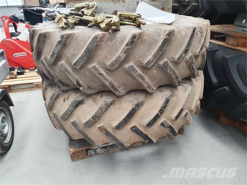  - - - 16.9 R38 Banden, wielen en velgen