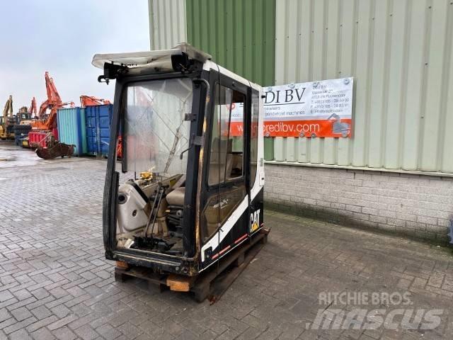 CAT 325 LN Cabine en interieur